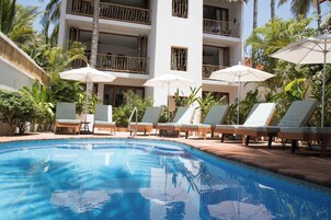 Una piscina al aire libre (de 09:00 a 21:00), tumbonas