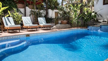 Alberca al aire libre, acceso de 09:00 a 21:00, y camastros