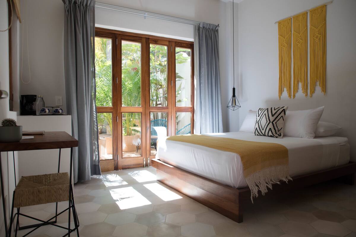 Classic Room | In-room safe, desk, laptop workspace, blackout drapes