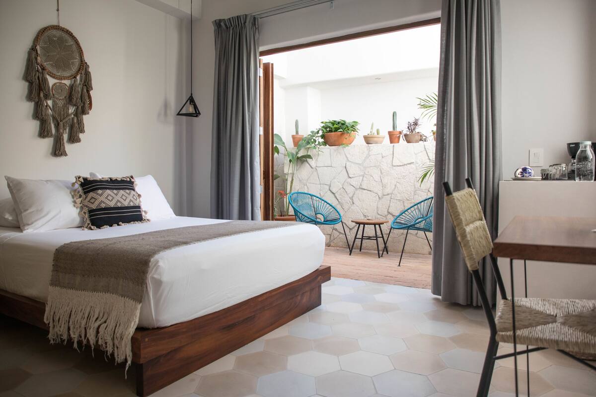 Classic Room | In-room safe, desk, laptop workspace, blackout drapes