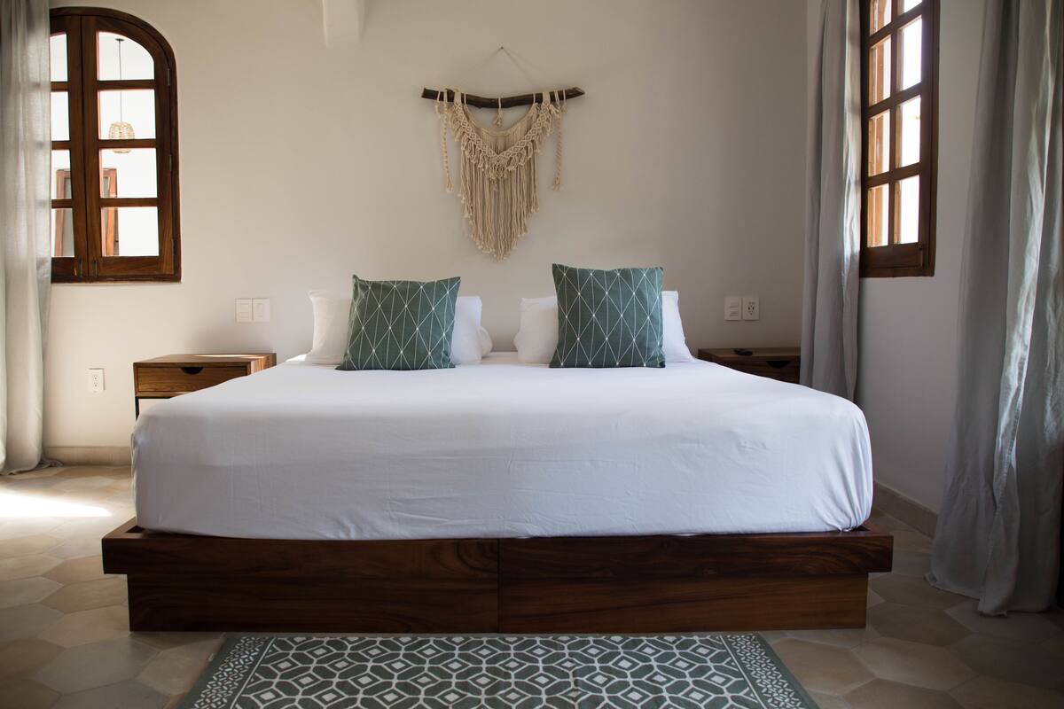 Comfort Studio Suite, 1 Bedroom, Kitchenette | In-room safe, desk, laptop workspace, blackout drapes