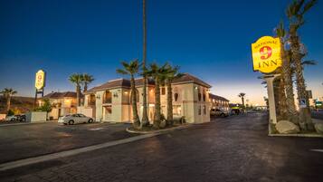 Vista frontal de la propiedad por la tarde o noche