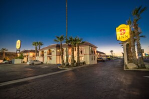 Front of property – evening/night - National 9 Inn (Buttonwillow)