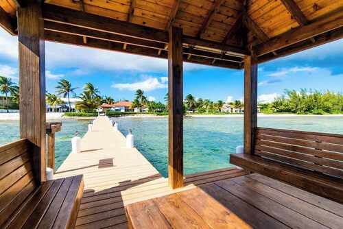 Faroway Luxury Ocean & Beach Villa in South Sound