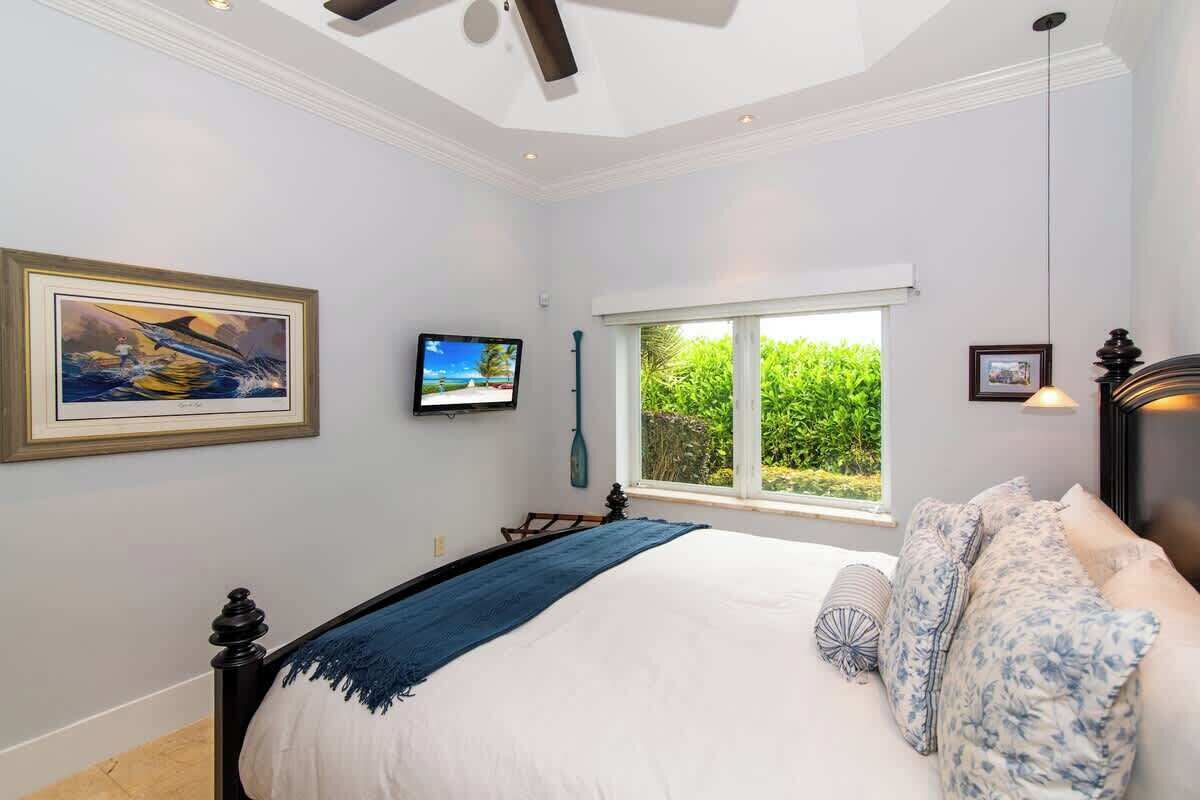 4 dormitorios, escritorio, tabla de planchar con plancha y cuna de viaje