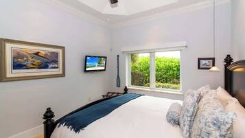 4 dormitorios, escritorio, tabla de planchar con plancha y cuna de viaje