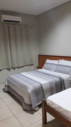 Frigobar, Wi-Fi de cortesia, roupa de cama