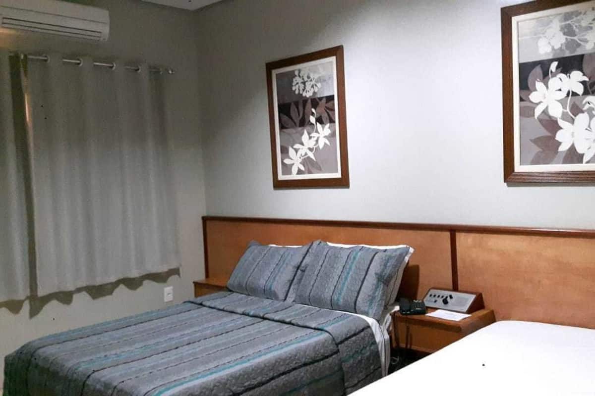 Een minibar, gratis wifi, beddengoed