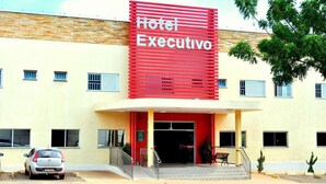 A building with a prominent red sign reading "Hotel Ejecutivo." - Hotel Executivo (Araguaina)
