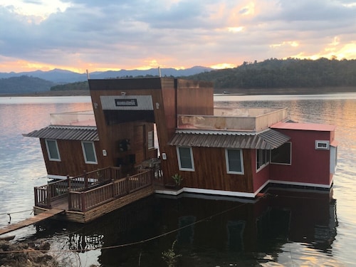 FLOATING HOUSE SURIYA - HEAVEN ON EART