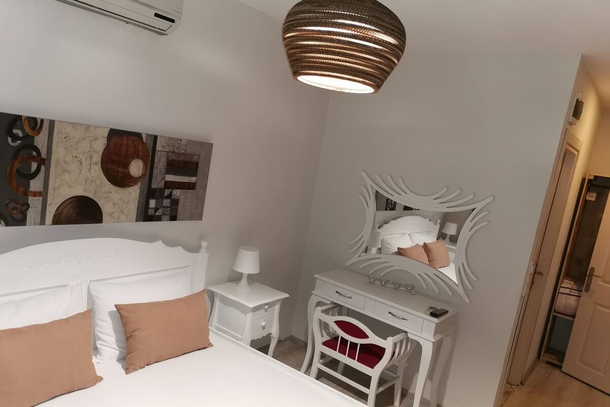 Deluxe Room, City View | Egyptian cotton sheets, premium bedding, in-room safe, blackout drapes