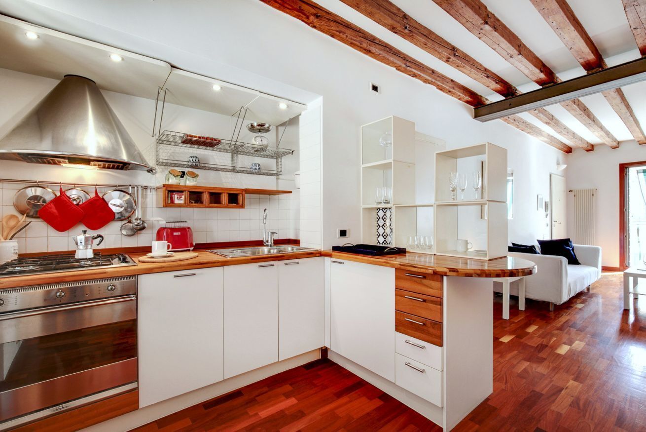 Frigorifero, microonde, forno, piano cottura