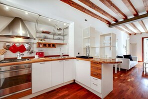 Fridge, microwave, oven, stovetop - CA' ANGELA VENETIAN APARTMENT M0270428215 (Venezia)