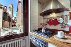Frigorifero, microonde, forno, piano cottura