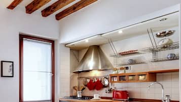 KylskÄp, mikrovÄgsugn, ugn och spishÀll