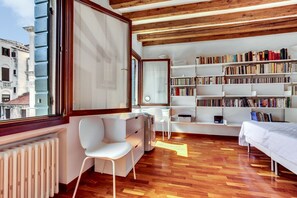 2 عدّة غرف نوم ومكواة/لوح كي وخدمة الإنترنت وملاءات أسرّة