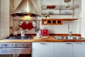 Frigorifero, microonde, forno, piano cottura