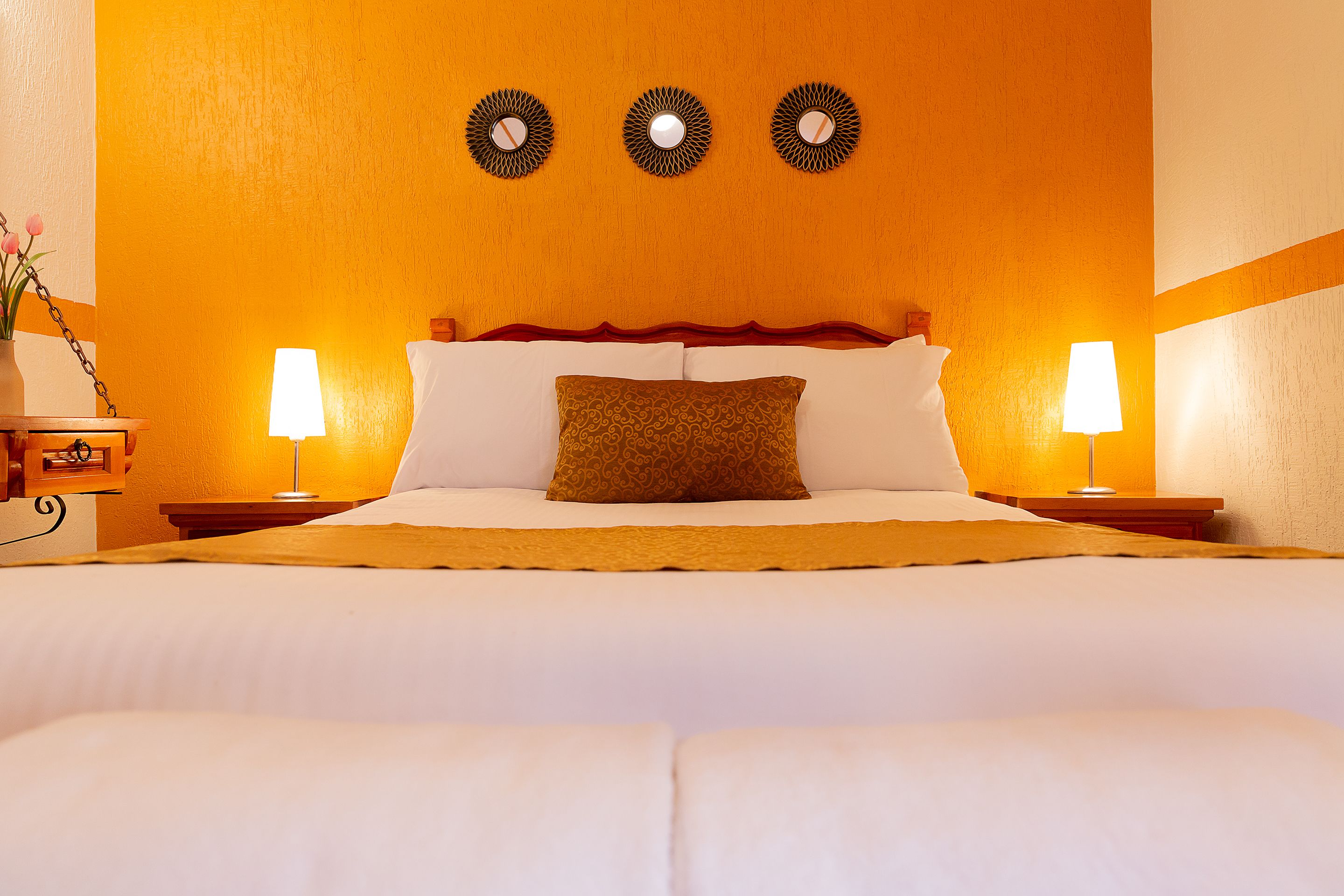 Habitación estándar | Ropa de cama de alta calidad, edredón y escritorio 