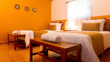 Habitación estándar con 2 camas individuales | Ropa de cama de alta calidad, edredones de plumas, escritorio