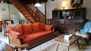 Televisión, chimenea, reproductor de DVD y tenis de mesa