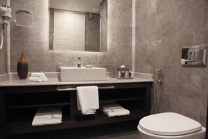 Douche, articles de toilette gratuits, sèche-cheveux, peignoirs