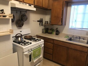 Fridge, microwave - WHOLE Family - WholeVille - Hostel (Sacramento)