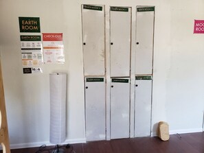 In-room safe, iron/ironing board, free WiFi, bed sheets - WHOLE Family - WholeVille - Hostel (Sacramento)