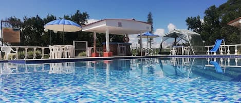 Una piscina al aire libre