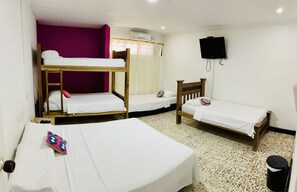 Quarto casal standard | Cortinas blackout, roupa de cama