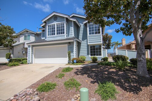 Remodeled San Diego 3 bed, 2.5 bath with enclosed private, furnished backyard!