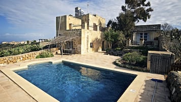 2 outdoor pools