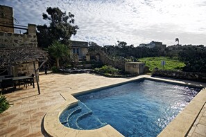 2 piscines extérieures