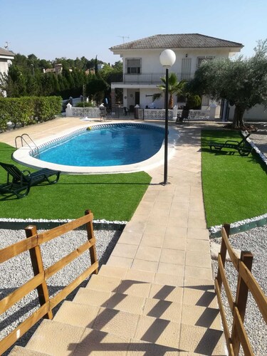 COUNTRY HOUSE WITH SWIMMING POOL AND PRIVATE PLOT