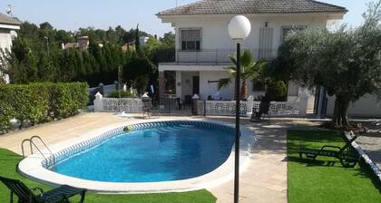 COUNTRY HOUSE WITH SWIMMING POOL AND PRIVATE PLOT