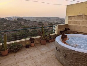 Stunning Ensuite with Valley views and Hot tub | Terrasse/Patio