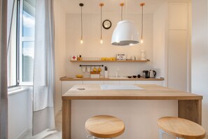 Fridge, oven, stovetop, dishwasher