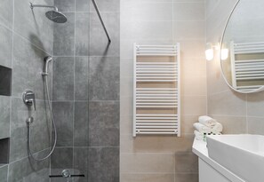 Shower, hair dryer, towels, soap - Oh! Split  Apartment (Split)