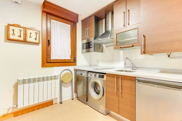 Refrigerador, microondas, placa de cocina, lavavajillas