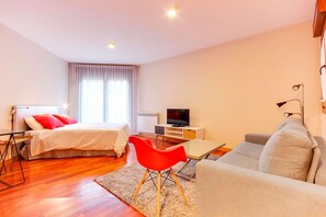1 habitación, escritorio, tabla de planchar con plancha y cuna de viaje 
