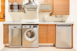 Refrigerador, microondas, placa de cocina, lavavajillas