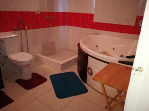 Habitación familiar, vistas a la playa | Baño | Ducha, artículos de higiene personal de diseño y secador de pelo