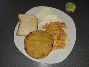 Daily continental breakfast (COP 10000 per person)