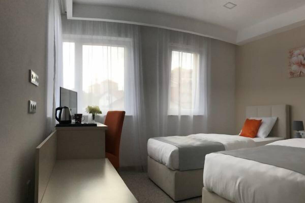 Twin Room | In-room safe, individually decorated, individually furnished