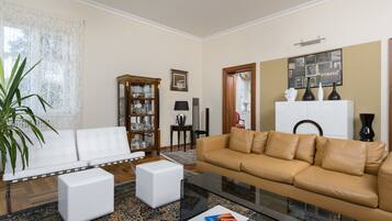 Villa – deluxe | Oppholdsrom | Flatskjerm-TV, TV-spill, DVD-spiller og iPod-dokkingstasjon