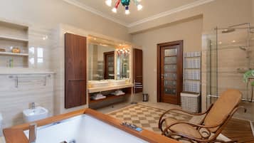 Deluxe Villa | Bathroom | Separate tub and shower, free toiletries, hair dryer, bathrobes