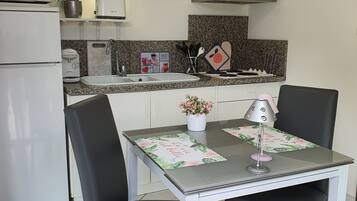 Een koelkast, een microgolfoven, een oven, een kookplaat