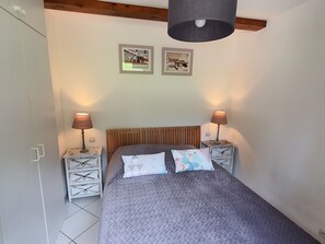 1 chambre, fer et planche à repasser, accès au Wi-Fi (inclus)