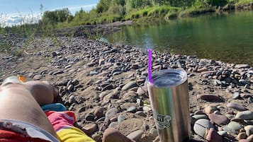 Aan het strand, ligstoelen aan het strand, strandlakens