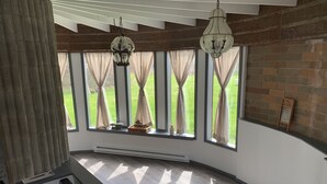 Una habitación con ventanas amplias, calefacción integrada y vistas al exterior.