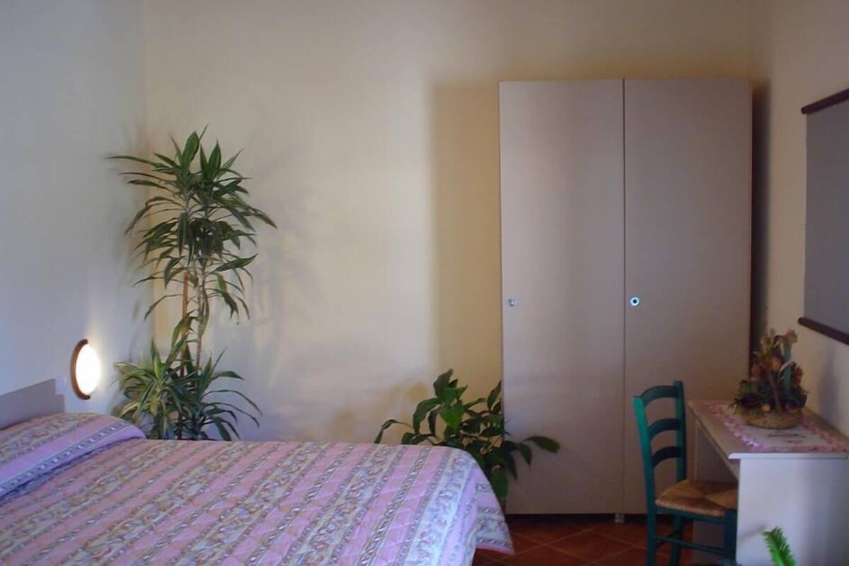 Habitación básica doble, fumadores, vistas al jardín | Escritorio, cunas o camas infantiles (de pago), camas supletorias